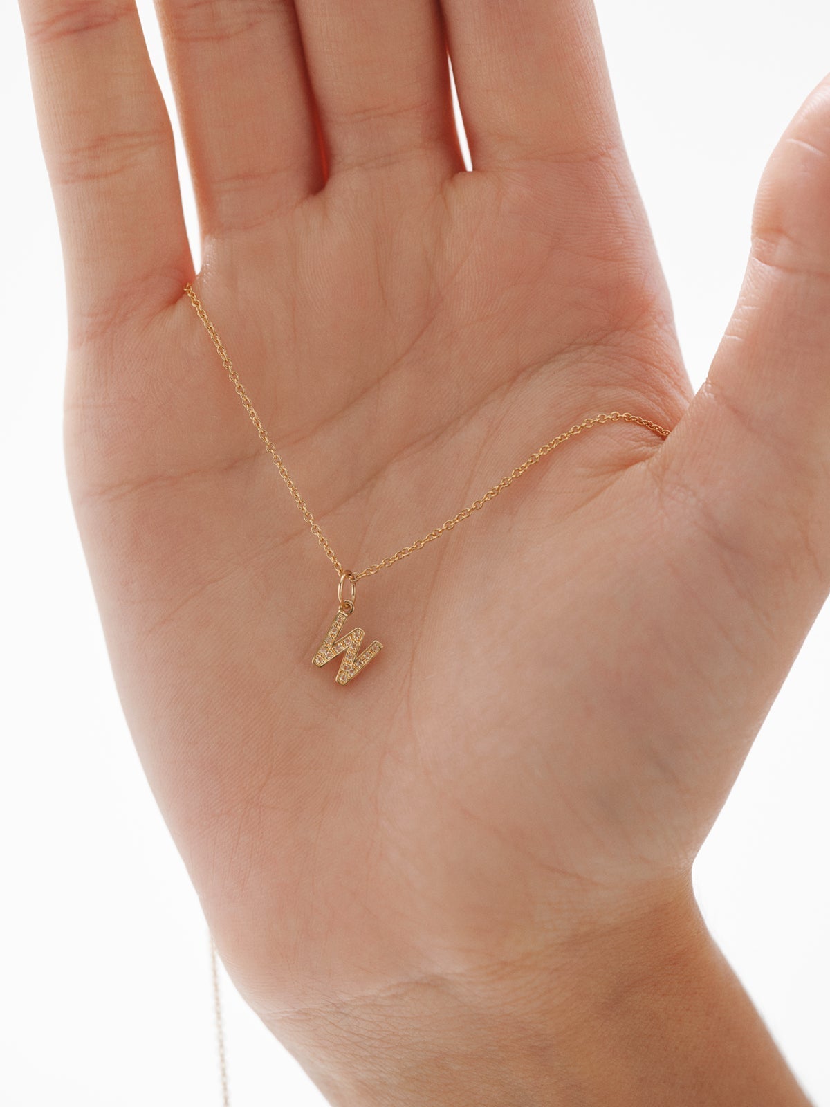 Charm de plata 925 bañada en oro amarillo de 18K y topacios blancos inicial w