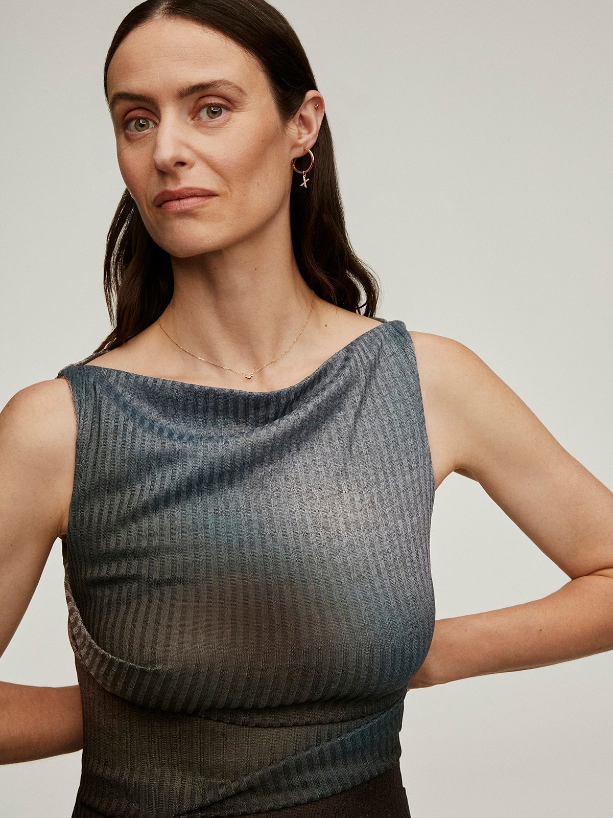 Charm de plata 925 bañada en oro amarillo de 18K y topacios blancos inicial X