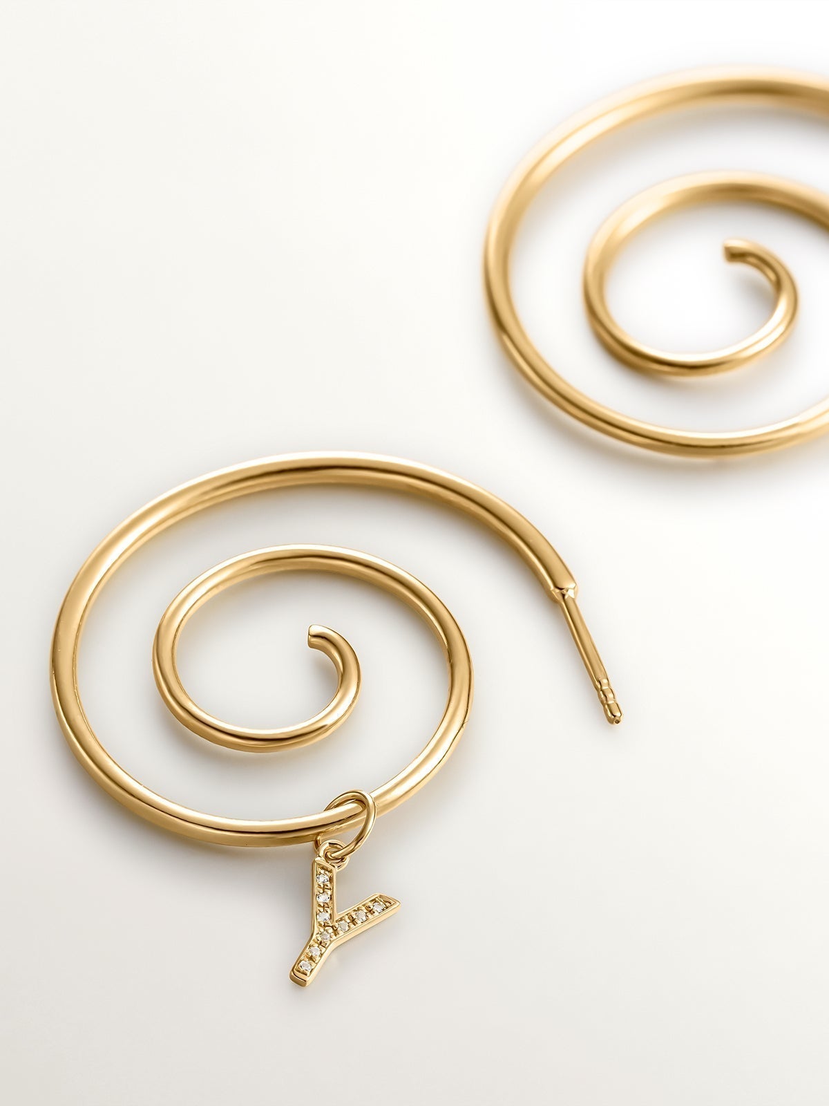 Charm de plata 925 bañada en oro amarillo de 18K y topacios blancos inicial Y