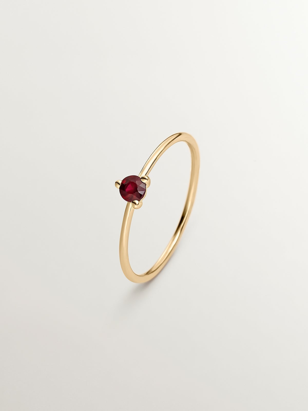 Anillo solitario de oro amarillo de 18K y rubí