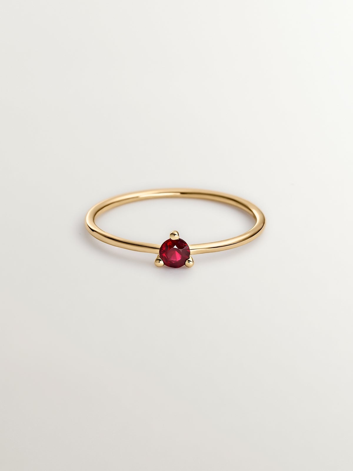 Anillo solitario de oro amarillo de 18K y rubí