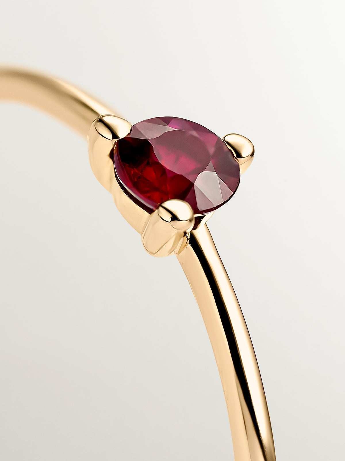 Anillo solitario de oro amarillo de 18K y rubí