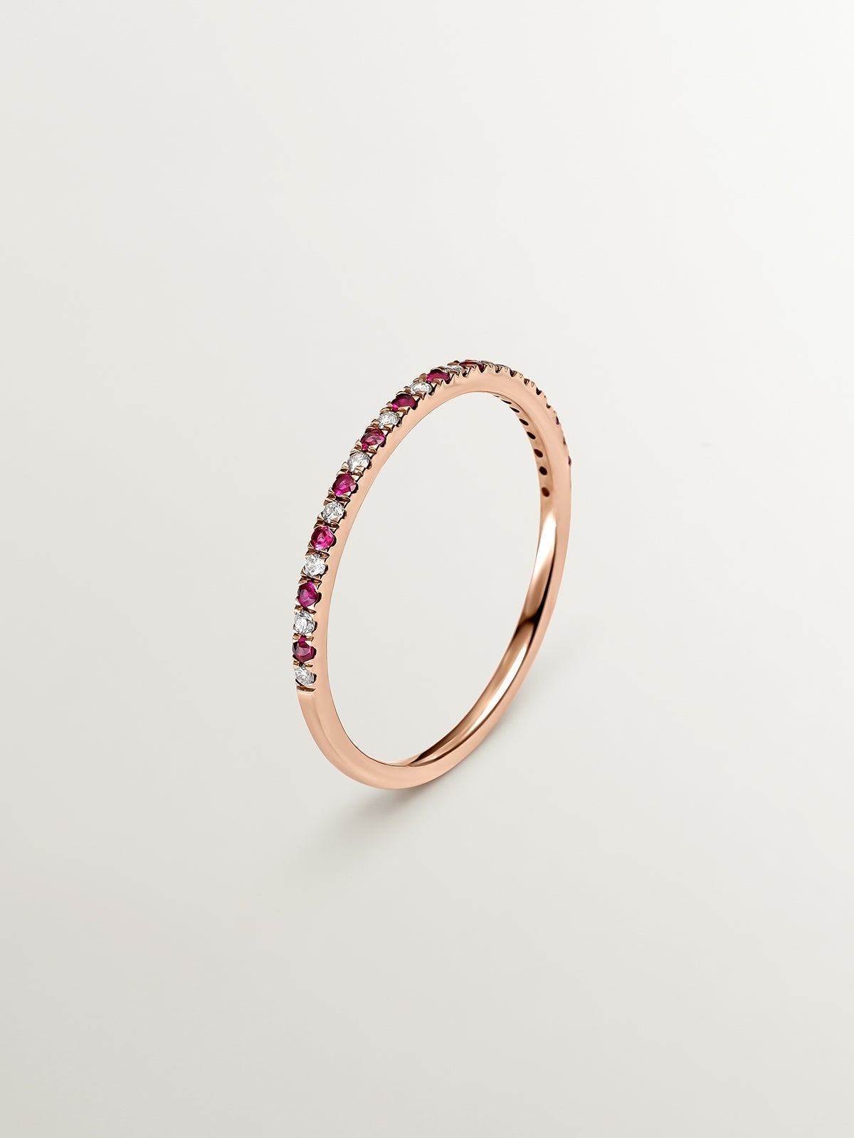 Anillo de oro rosa de 9K con rubíes rojos y diamantes