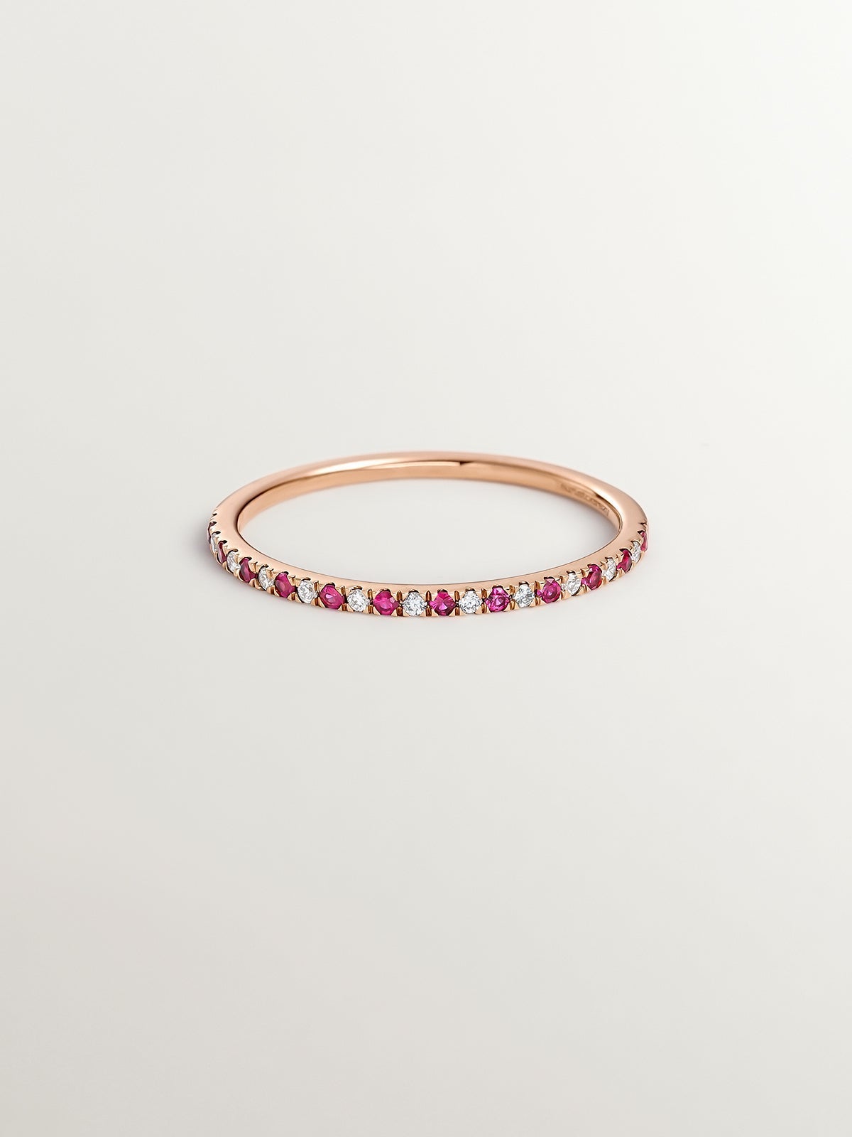 Anillo de oro rosa de 9K con rubíes rojos y diamantes