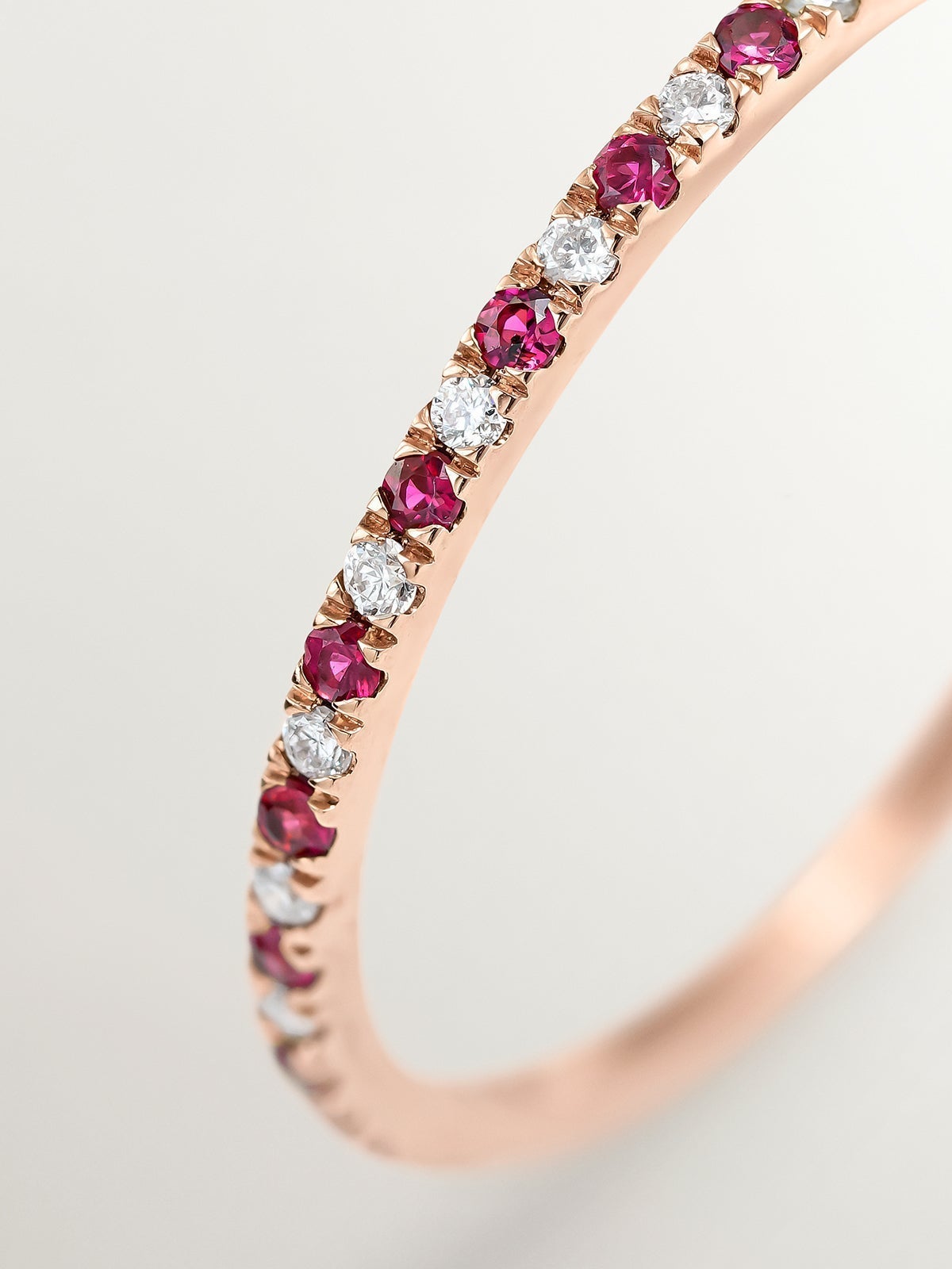 Anillo de oro rosa de 9K con rubíes rojos y diamantes