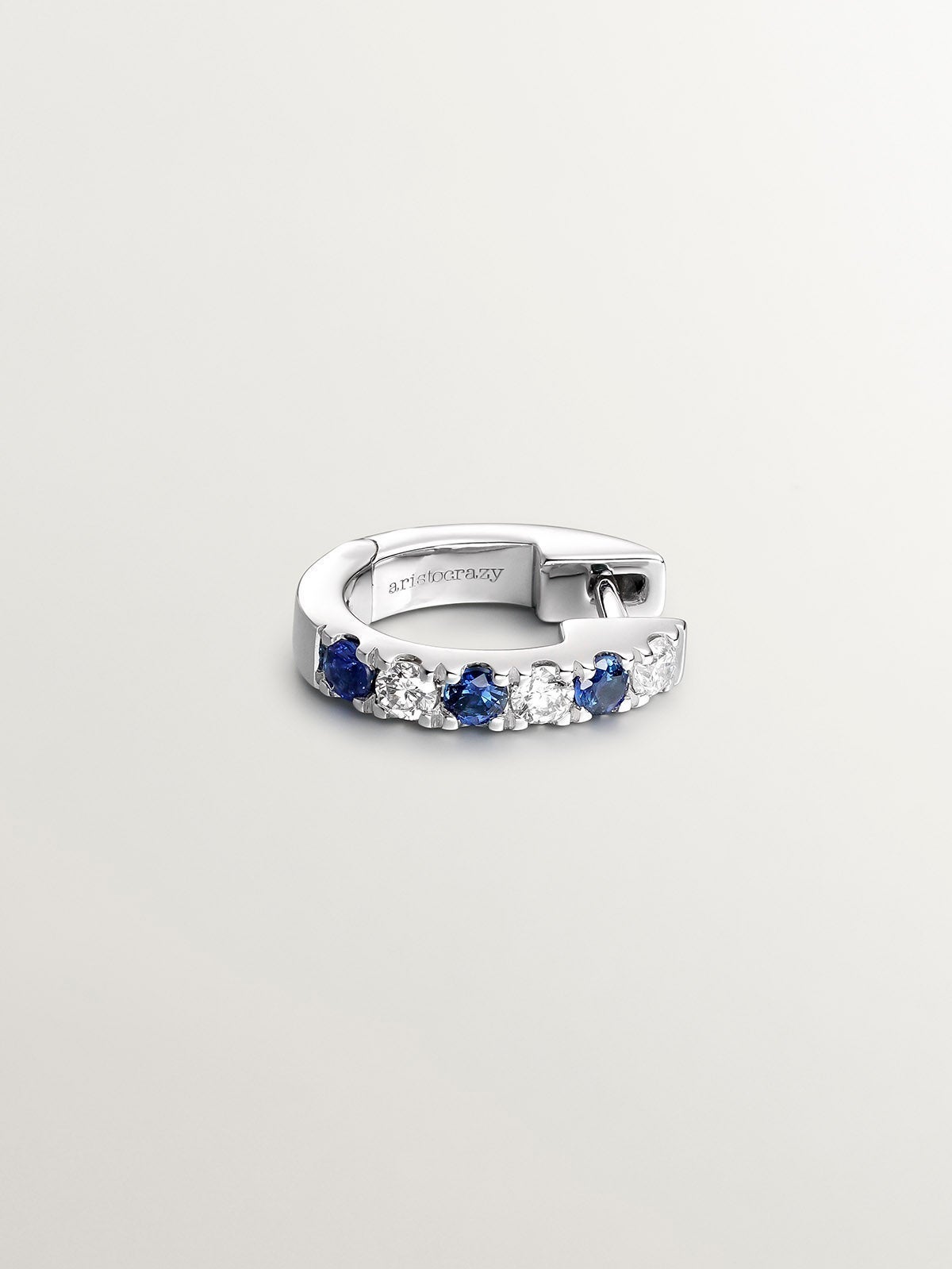 Pendiente individual pequeño de aro de oro blanco de 9K con zafiros azules y diamantes