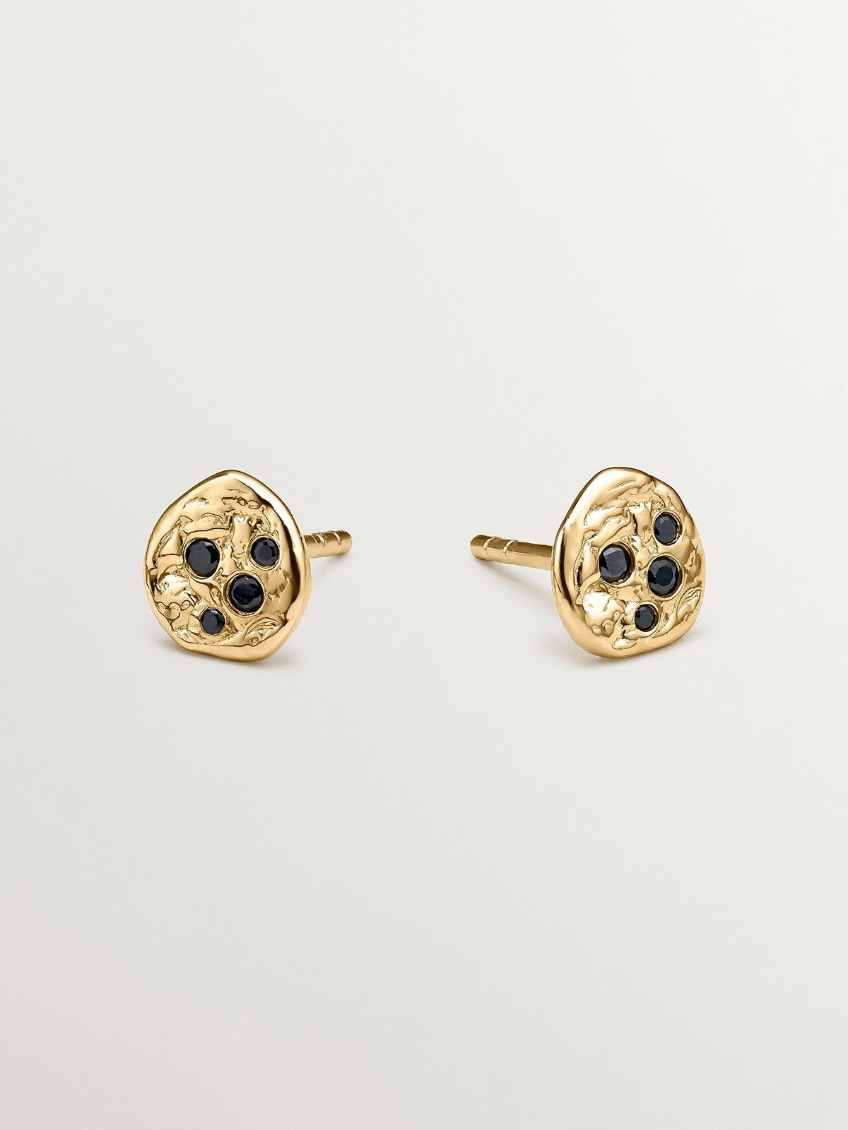 Pendientes de plata 925 bañada en oro amarillo de 18K con relieve y espinelas negras