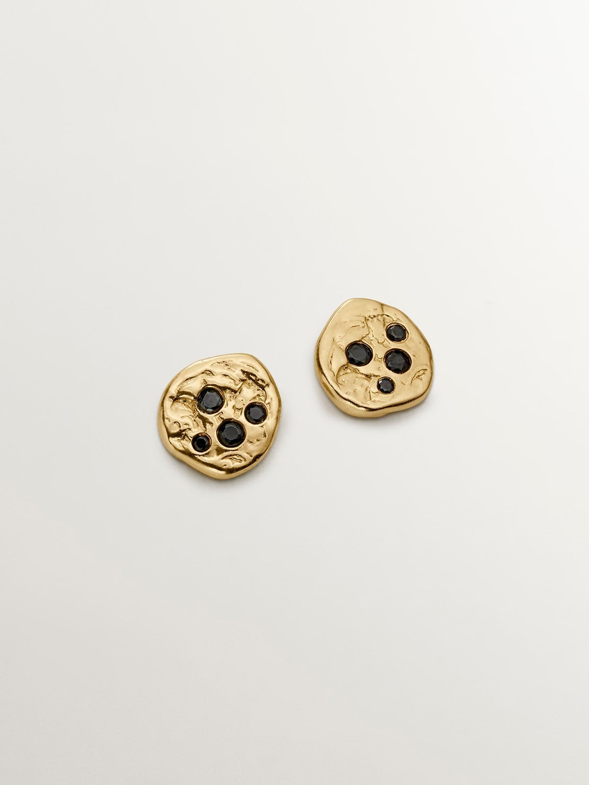 Pendientes de plata 925 bañada en oro amarillo de 18K con relieve y espinelas negras