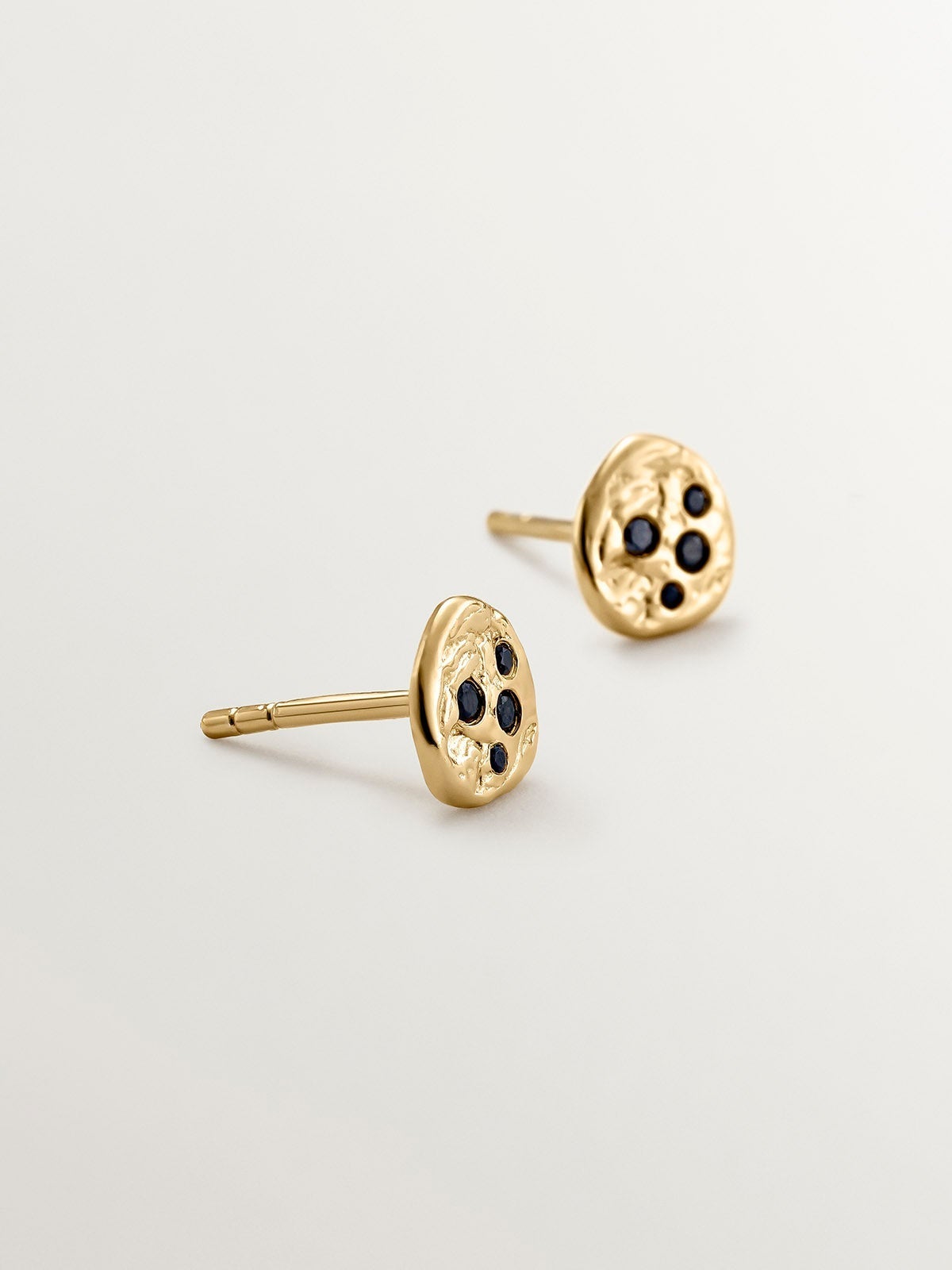 Pendientes de plata 925 bañada en oro amarillo de 18K con relieve y espinelas negras
