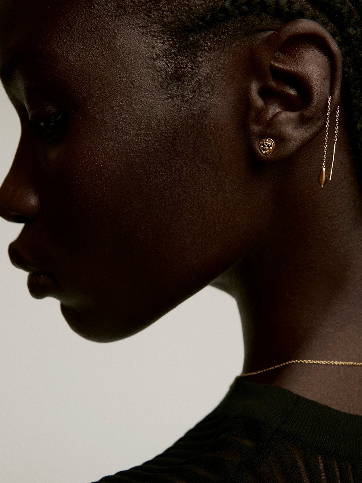 Pendientes de plata 925 bañada en oro amarillo de 18K con relieve y espinelas negras