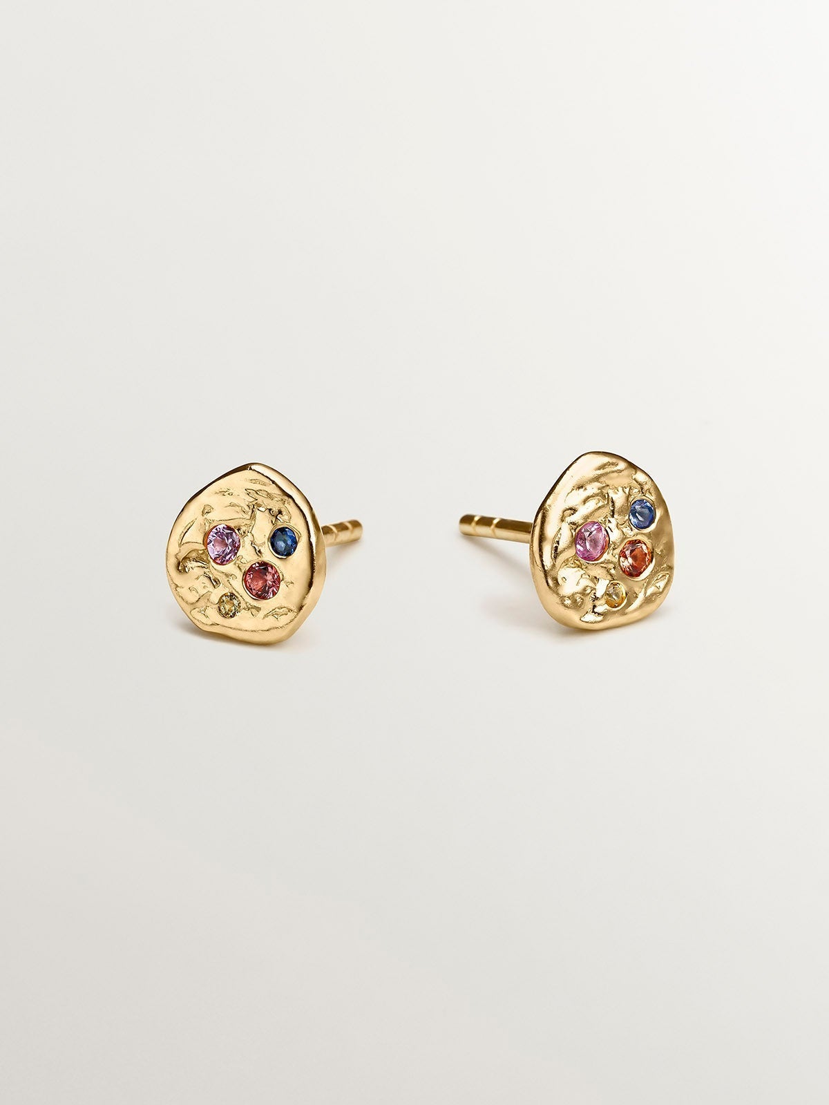 Pendientes de plata 925 bañada en oro amarillo de 18K con relieve y zafiros multicolor