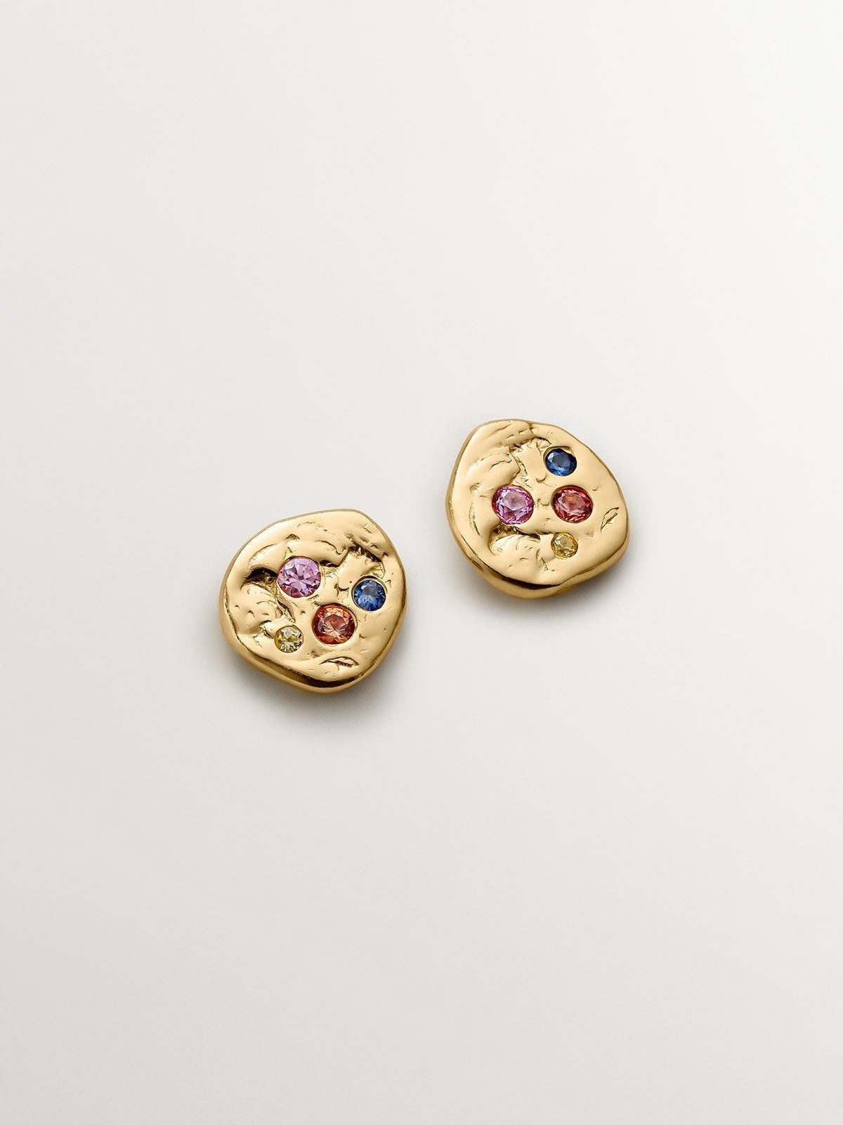 Pendientes de plata 925 bañada en oro amarillo de 18K con relieve y zafiros multicolor