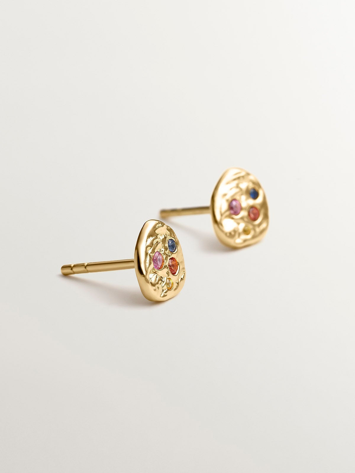 Pendientes de plata 925 bañada en oro amarillo de 18K con relieve y zafiros multicolor