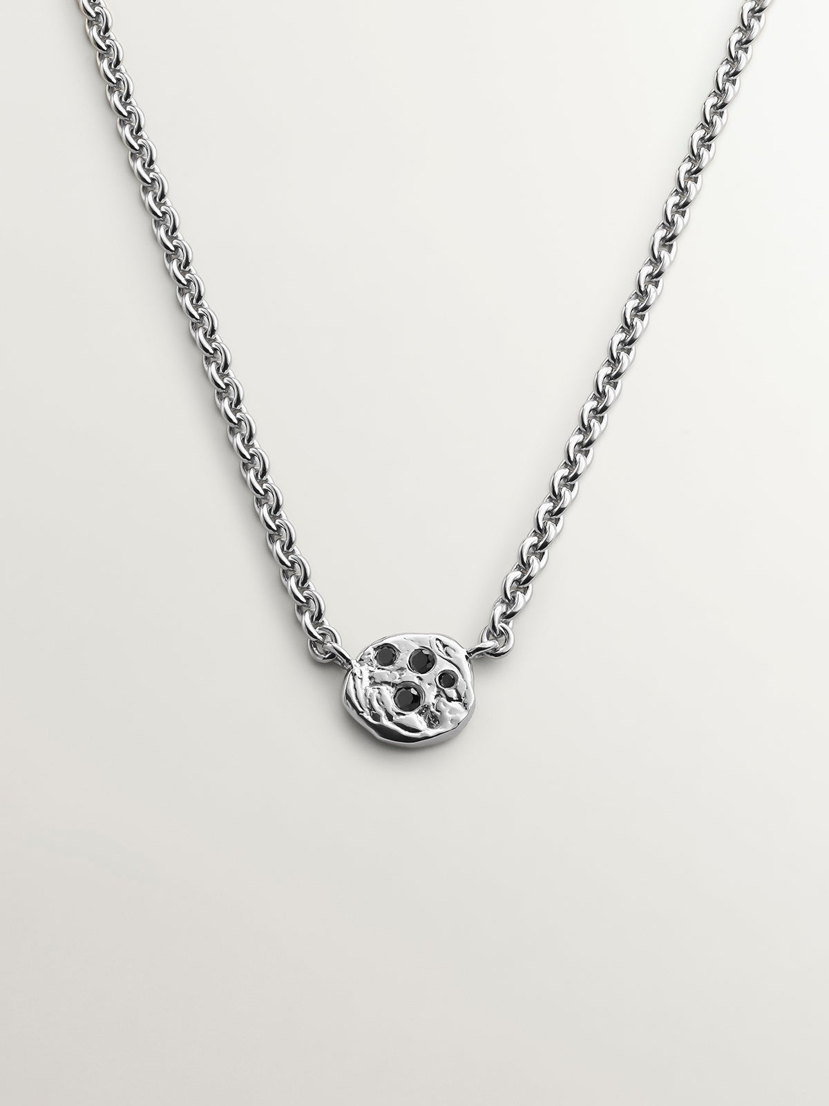 Colgante de plata 925 con relieve y espinelas negras