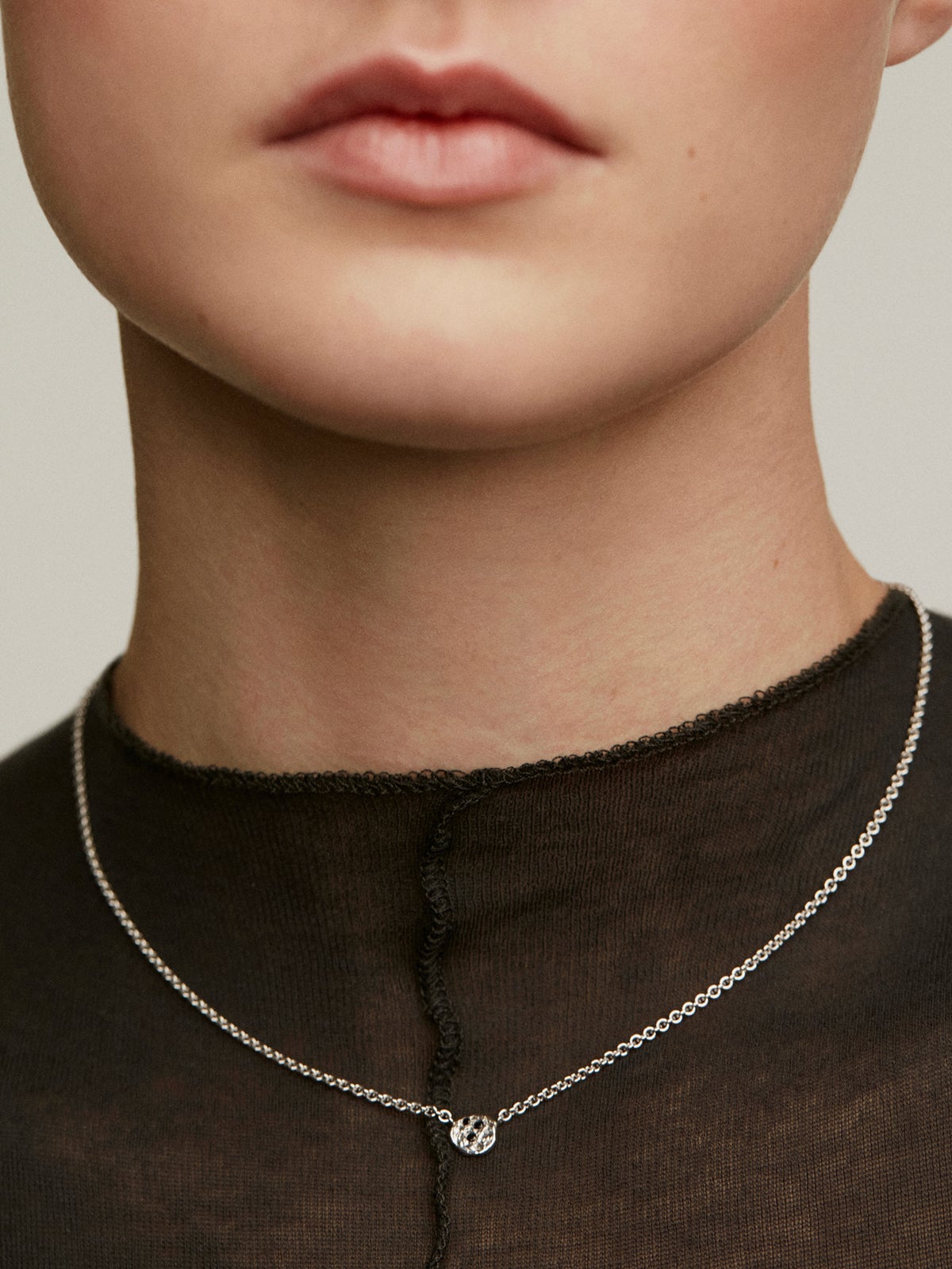 Colgante de plata 925 con relieve y espinelas negras