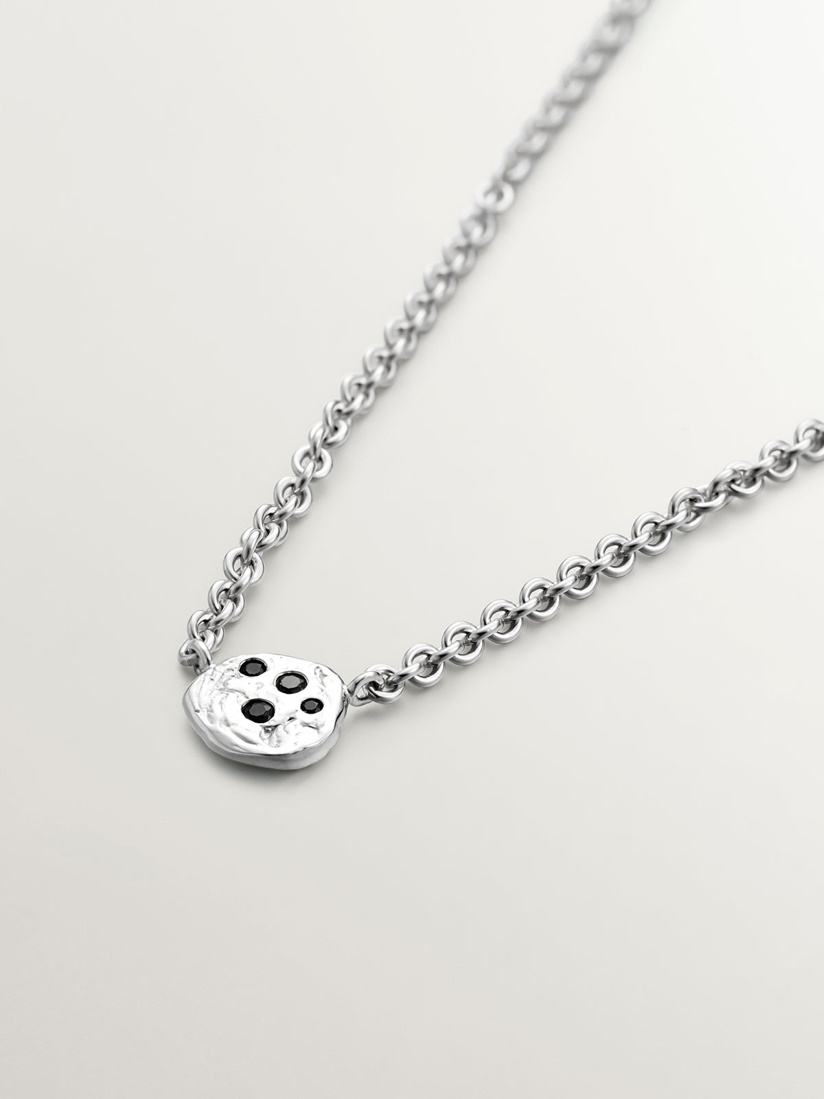 Colgante de plata 925 con relieve y espinelas negras