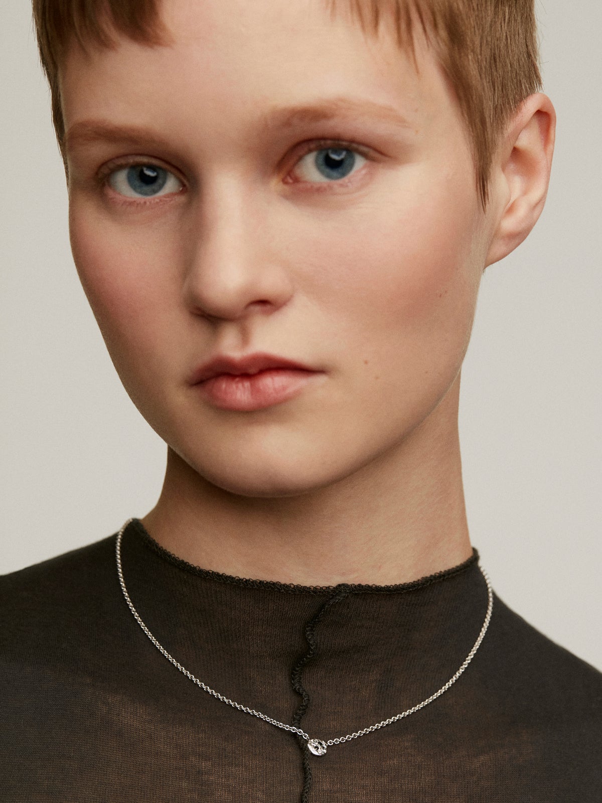 Colgante de plata 925 con relieve y espinelas negras