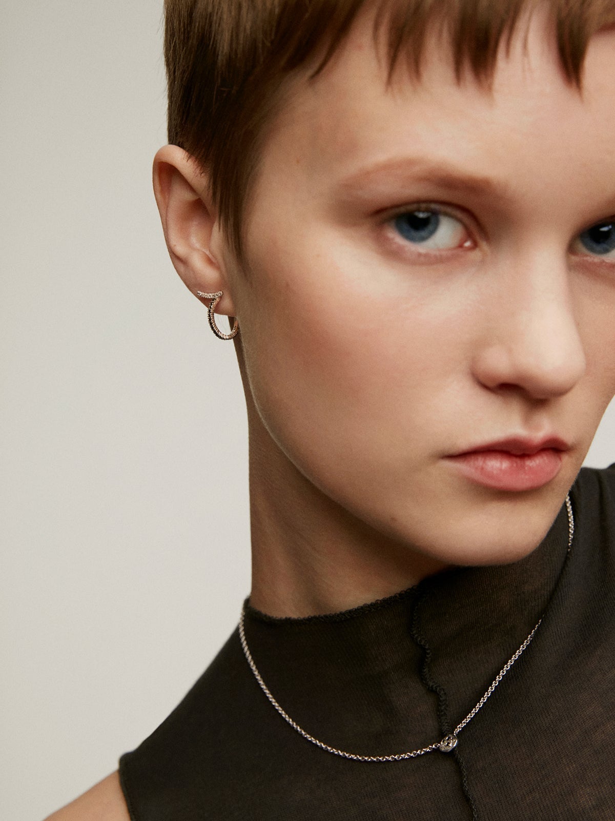 Colgante de plata 925 con relieve y espinelas negras