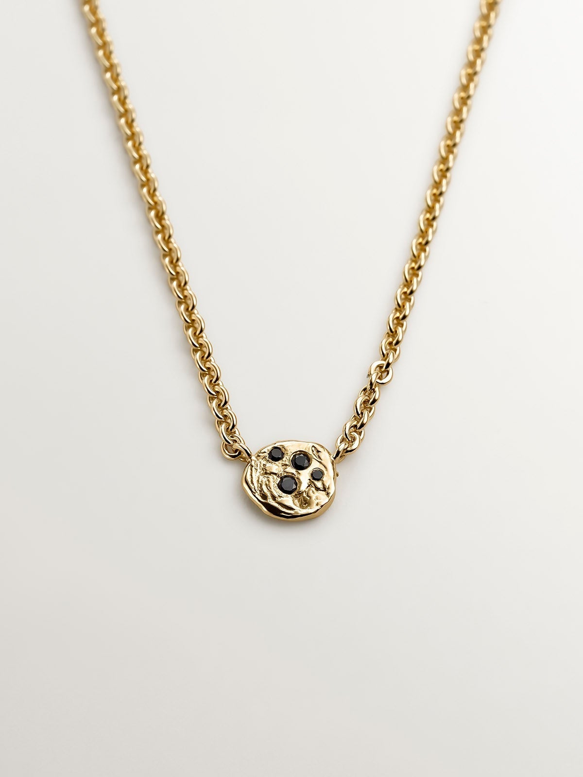 Colgante de plata 925 bañada en oro amarillo de 18K con relieve y espinelas negras