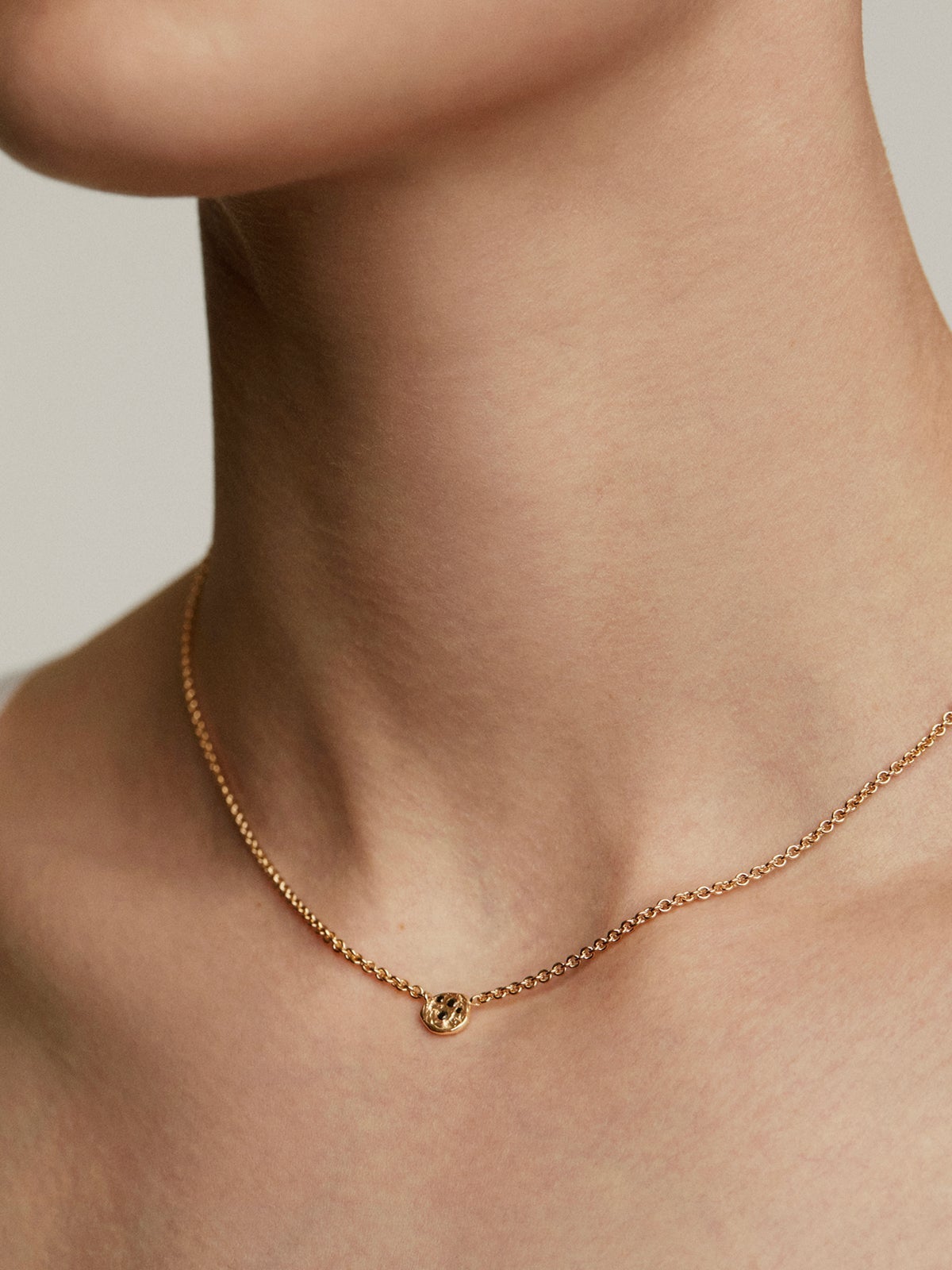 Colgante de plata 925 bañada en oro amarillo de 18K con relieve y espinelas negras