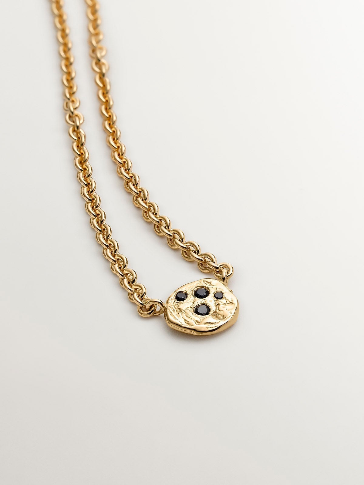 Colgante de plata 925 bañada en oro amarillo de 18K con relieve y espinelas negras