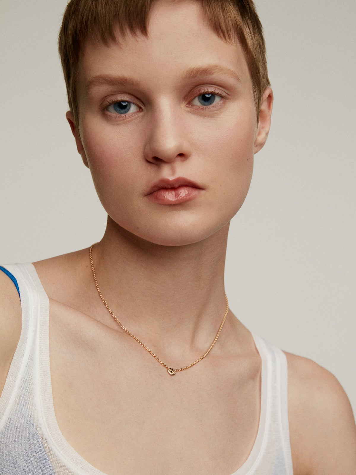 Colgante de plata 925 bañada en oro amarillo de 18K con relieve y espinelas negras