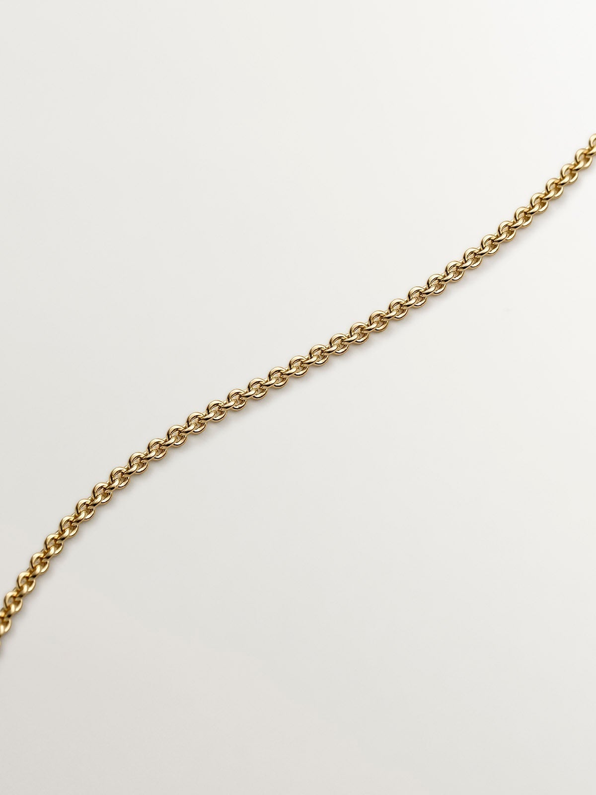 Colgante de plata 925 bañada en oro amarillo de 18K con relieve y espinelas negras