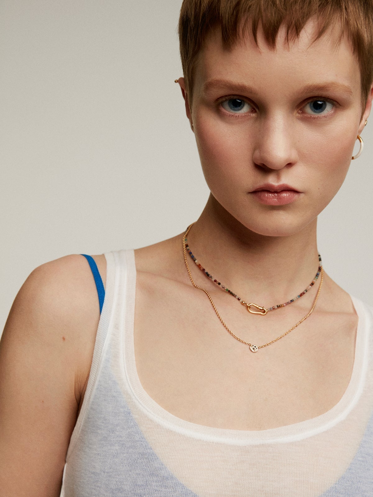 Colgante de plata 925 bañada en oro amarillo de 18K con relieve y espinelas negras