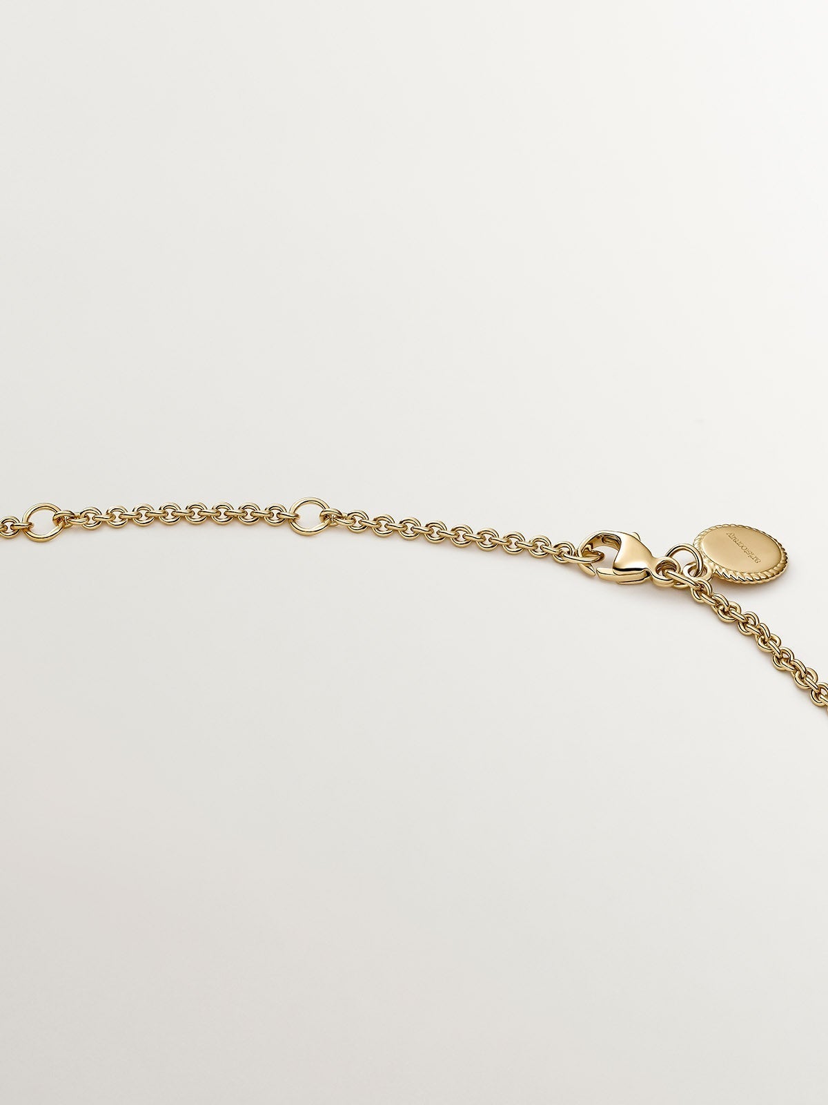 Colgante de plata 925 bañada en oro amarillo de 18K con relieve y espinelas negras