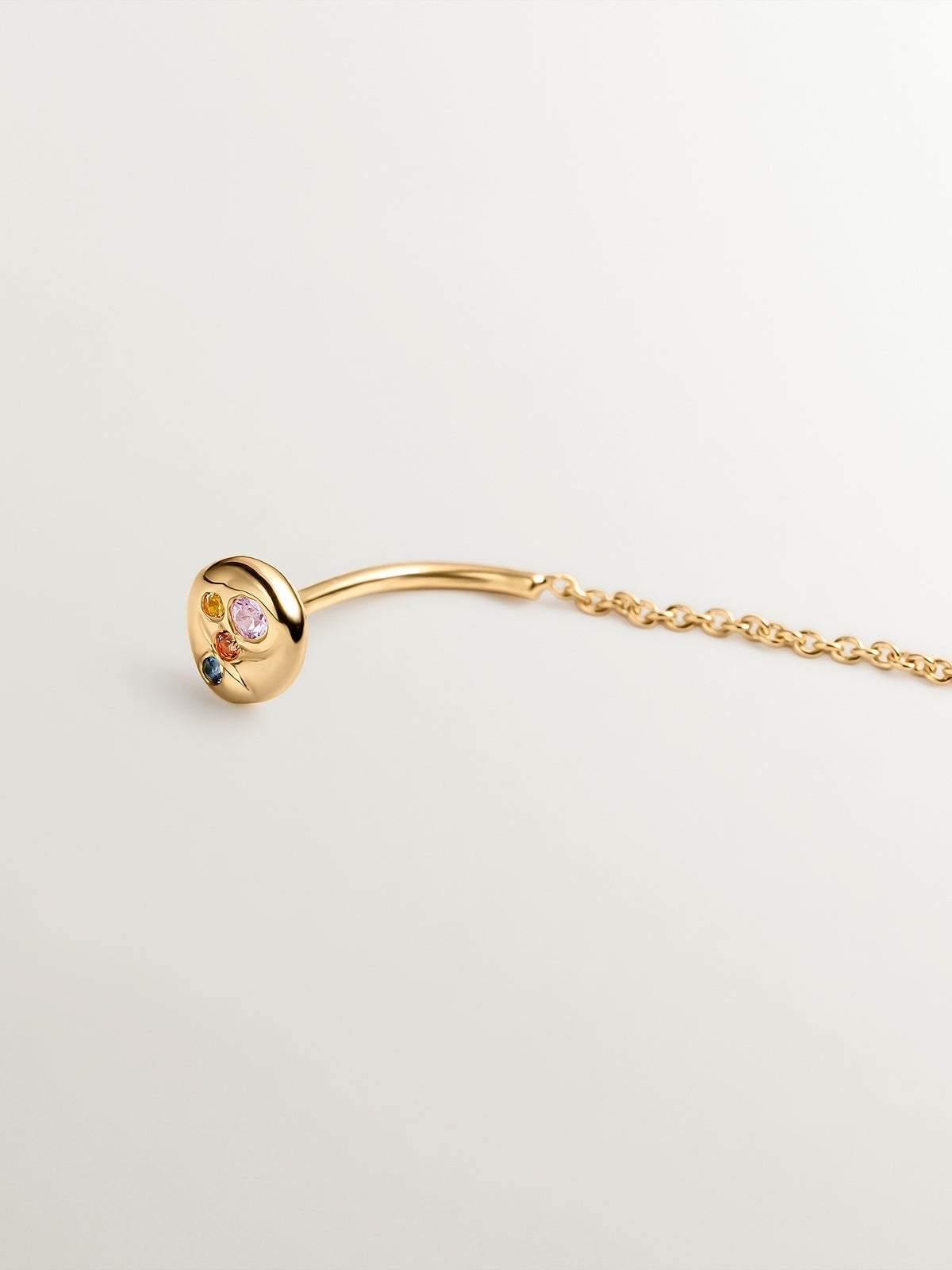 Pendiente individual largo de cadena de plata 925 bañada en oro amarillo de 18K con relieve y zafiros multicolor