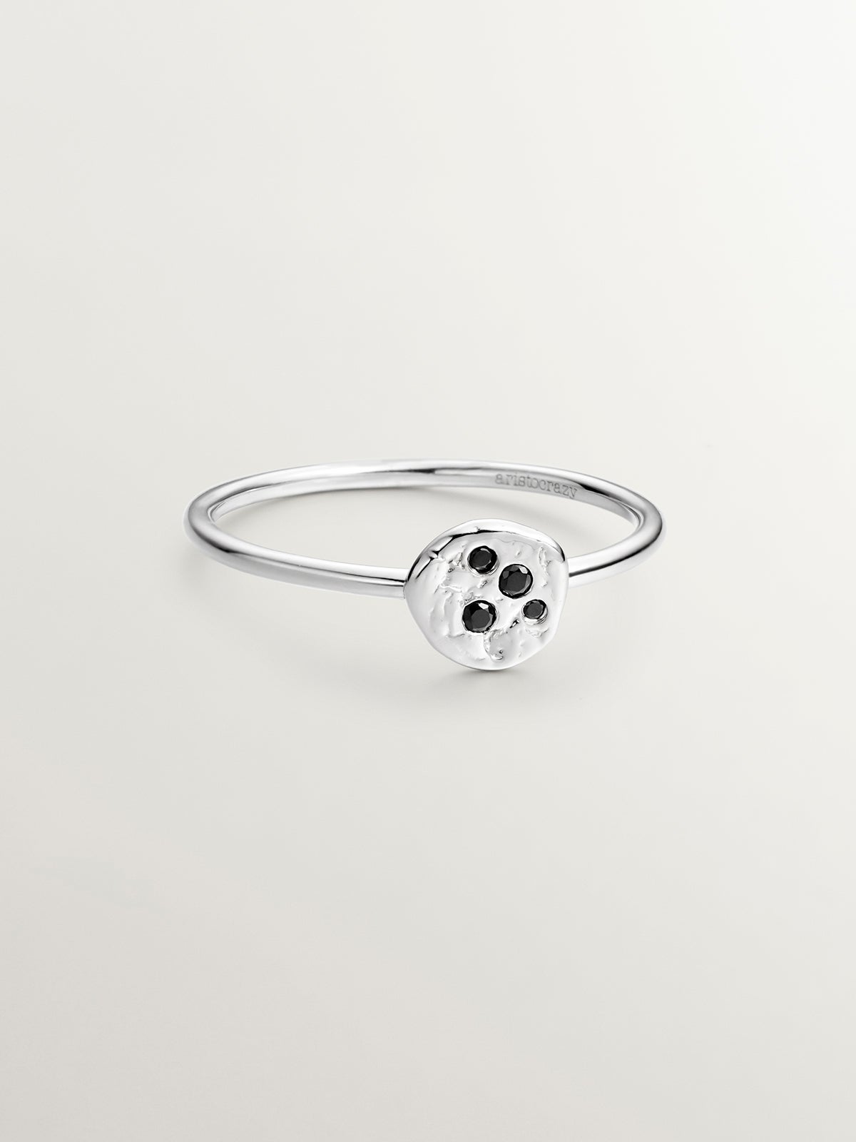 Anillo de plata 925 con relieve y espinelas negras