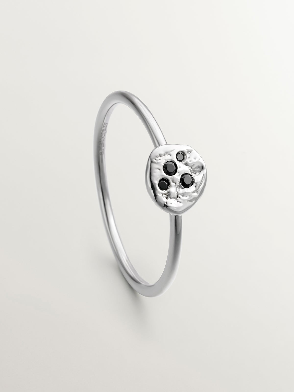 Anillo de plata 925 con relieve y espinelas negras