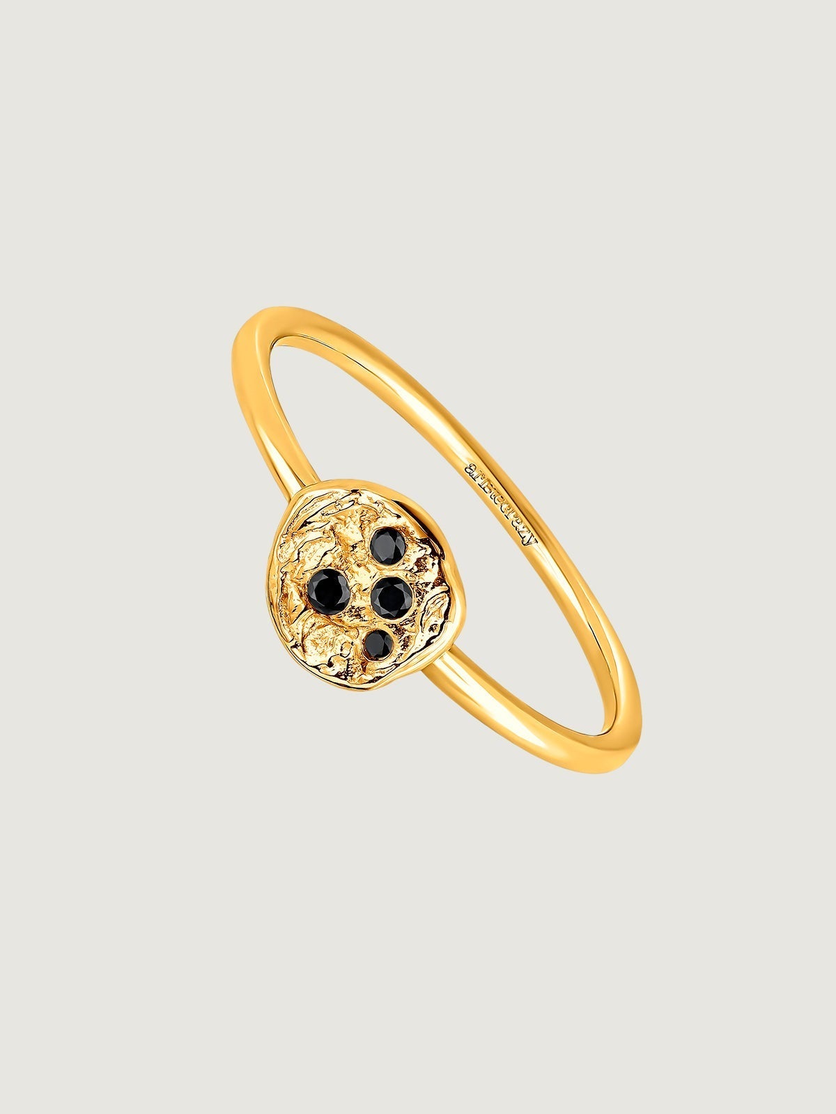 Anillo de plata 925 bañada en oro amarillo de 18K con relieve y espinelas negras