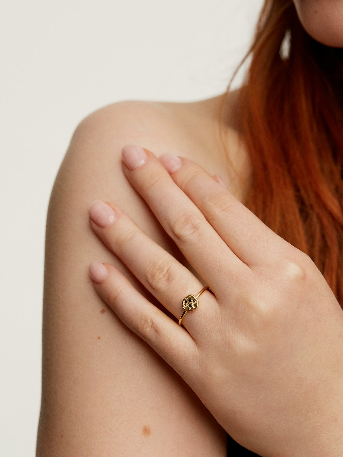 Anillo de plata 925 bañada en oro amarillo de 18K con relieve y espinelas negras