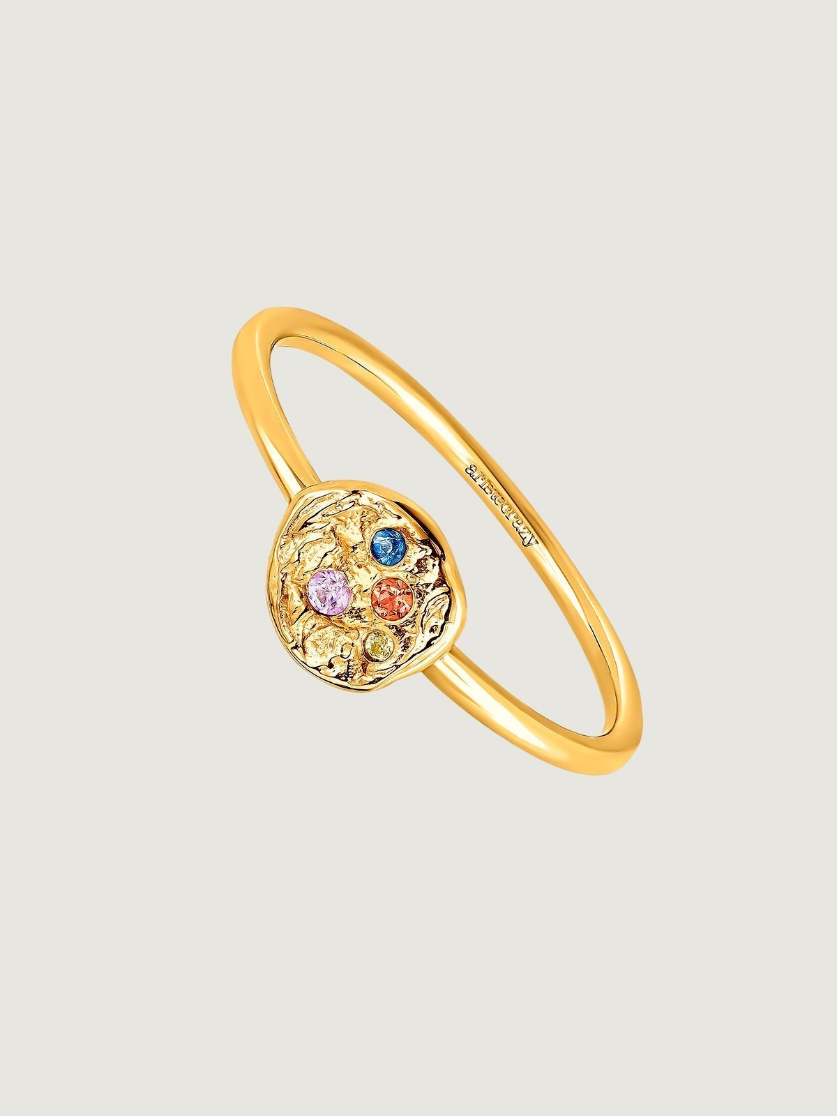 Anillo de plata 925 bañada en oro amarillo de 18K con relieve y zafiros multicolor