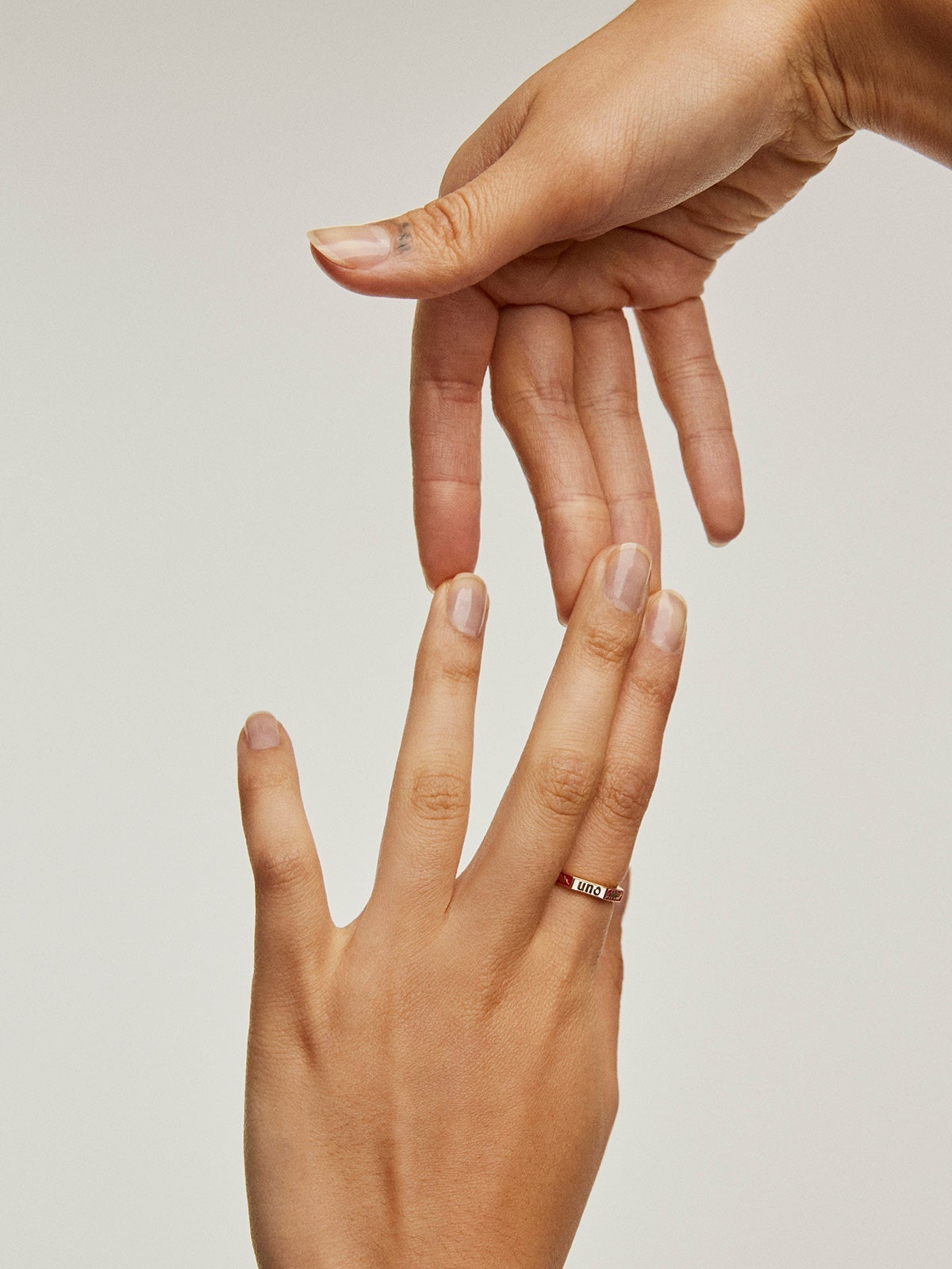 Anillo de plata 925 bañada en oro amarillo de 18K con esmalte multicolor y número 1