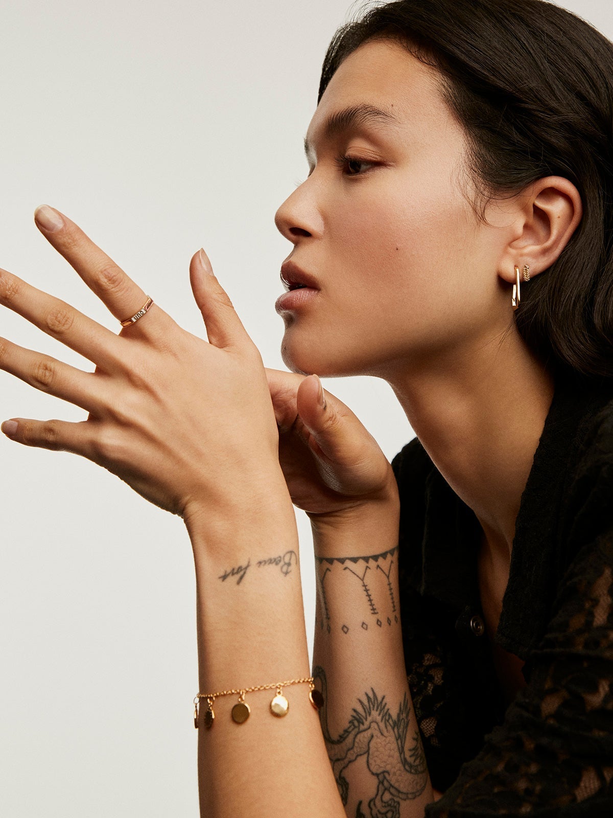 Anillo de plata 925 bañada en oro amarillo de 18K con esmalte multicolor y número 1