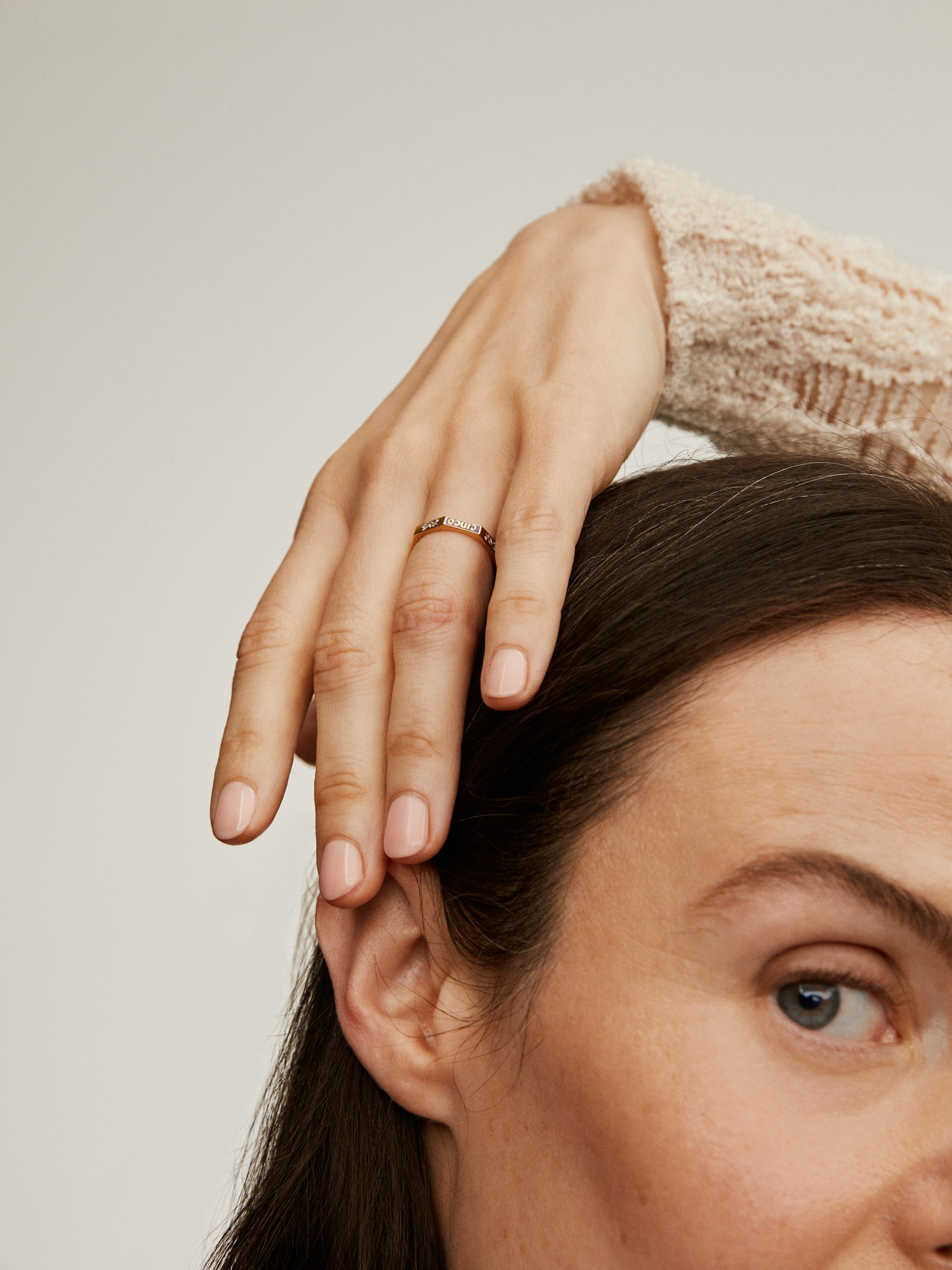 Anillo de plata 925 bañada en oro amarillo de 18K con esmalte de colores y número cinco