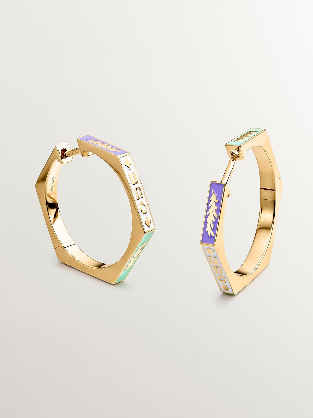 Pendientes de aro grandes de plata 925 bañada en oro amarillo de 18K con forma geométrica y esmalte multicolor