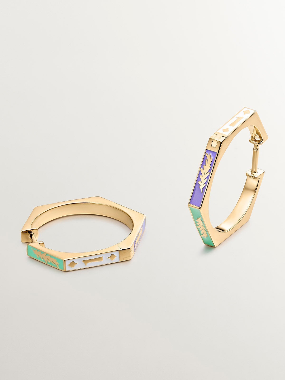 Pendientes de aro grandes de plata 925 bañada en oro amarillo de 18K con forma geométrica y esmalte multicolor