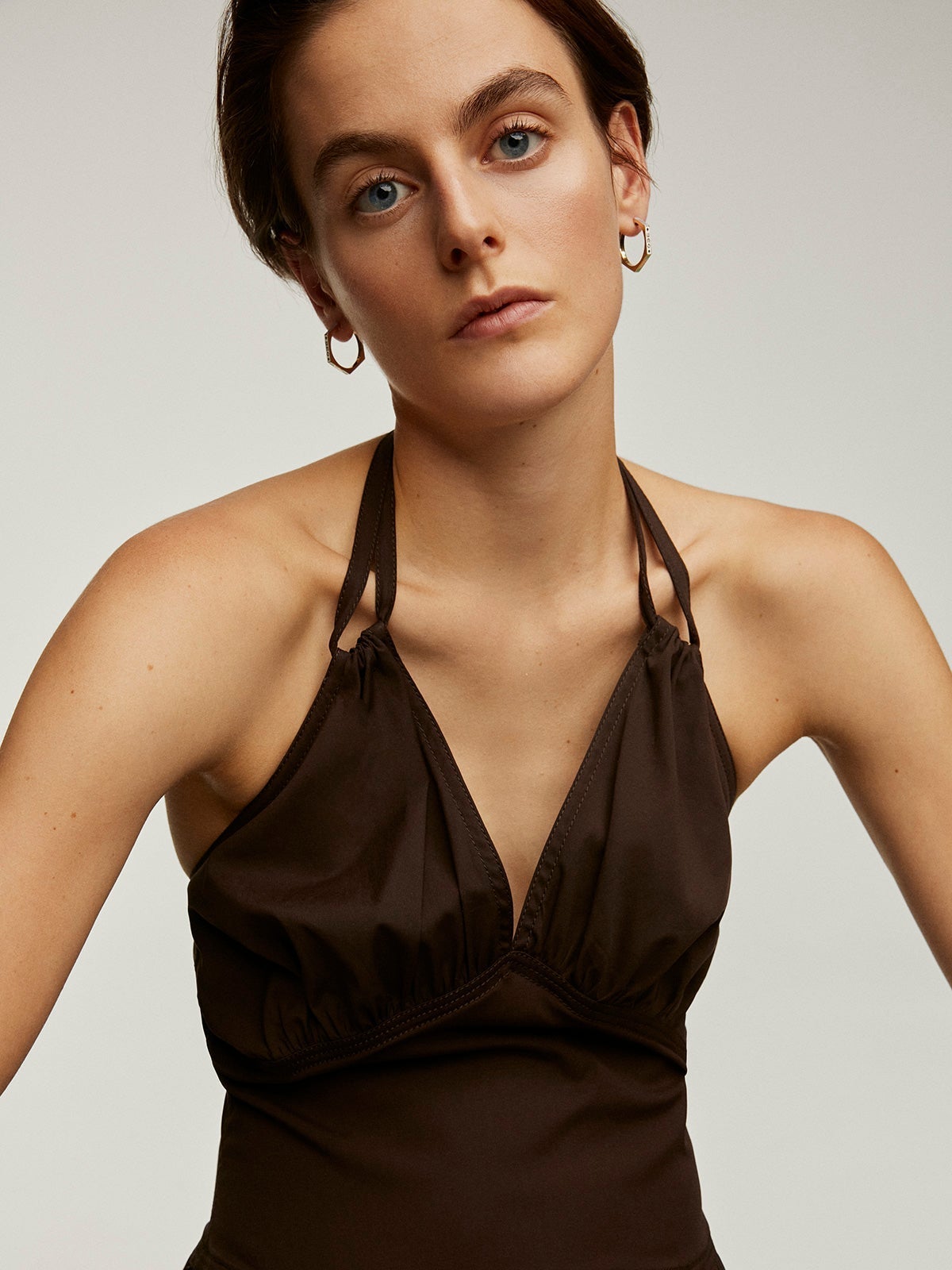 Pendientes de aro grandes de plata 925 bañada en oro amarillo de 18K con forma geométrica y esmalte multicolor