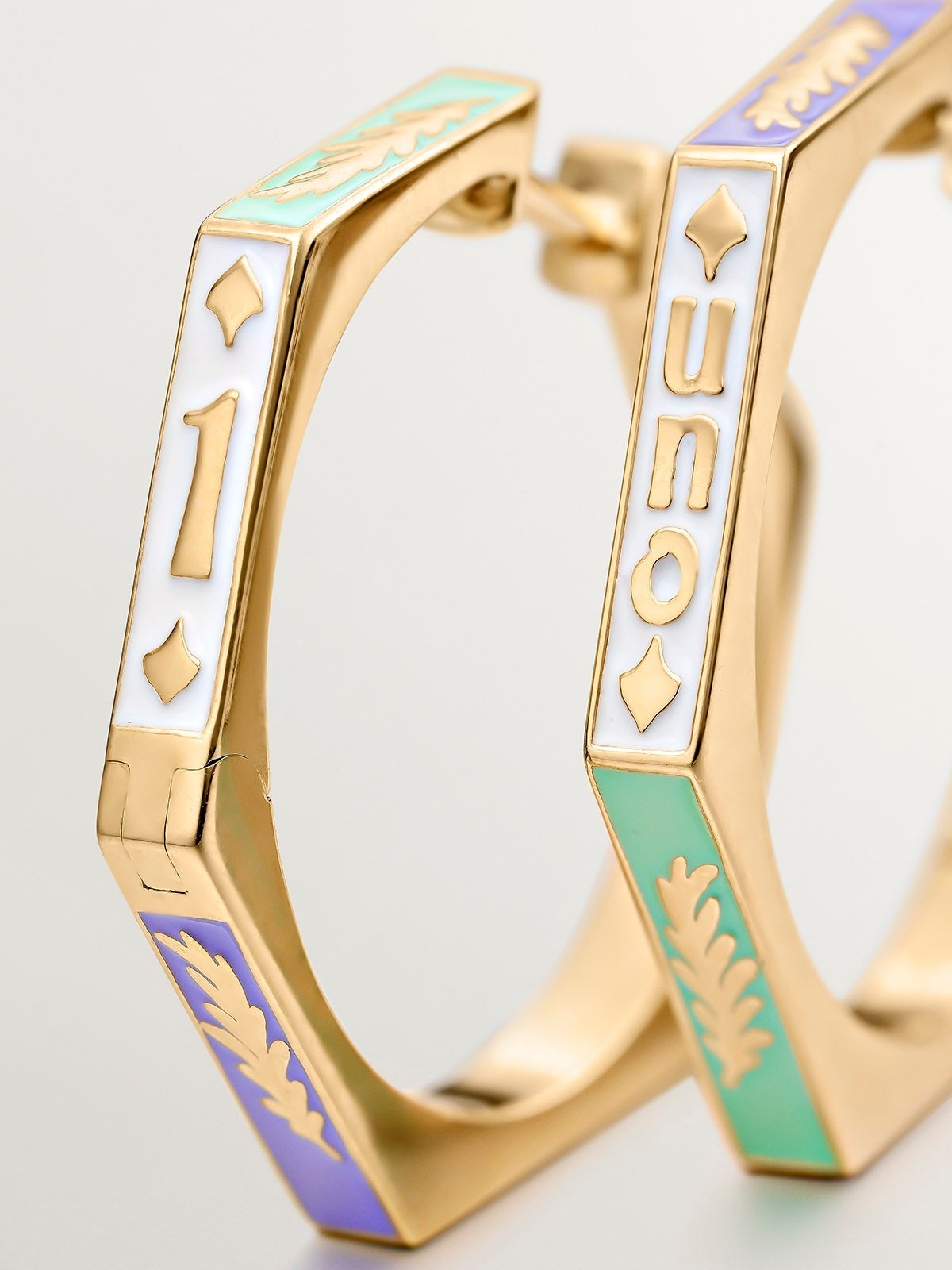 Pendientes de aro grandes de plata 925 bañada en oro amarillo de 18K con forma geométrica y esmalte multicolor