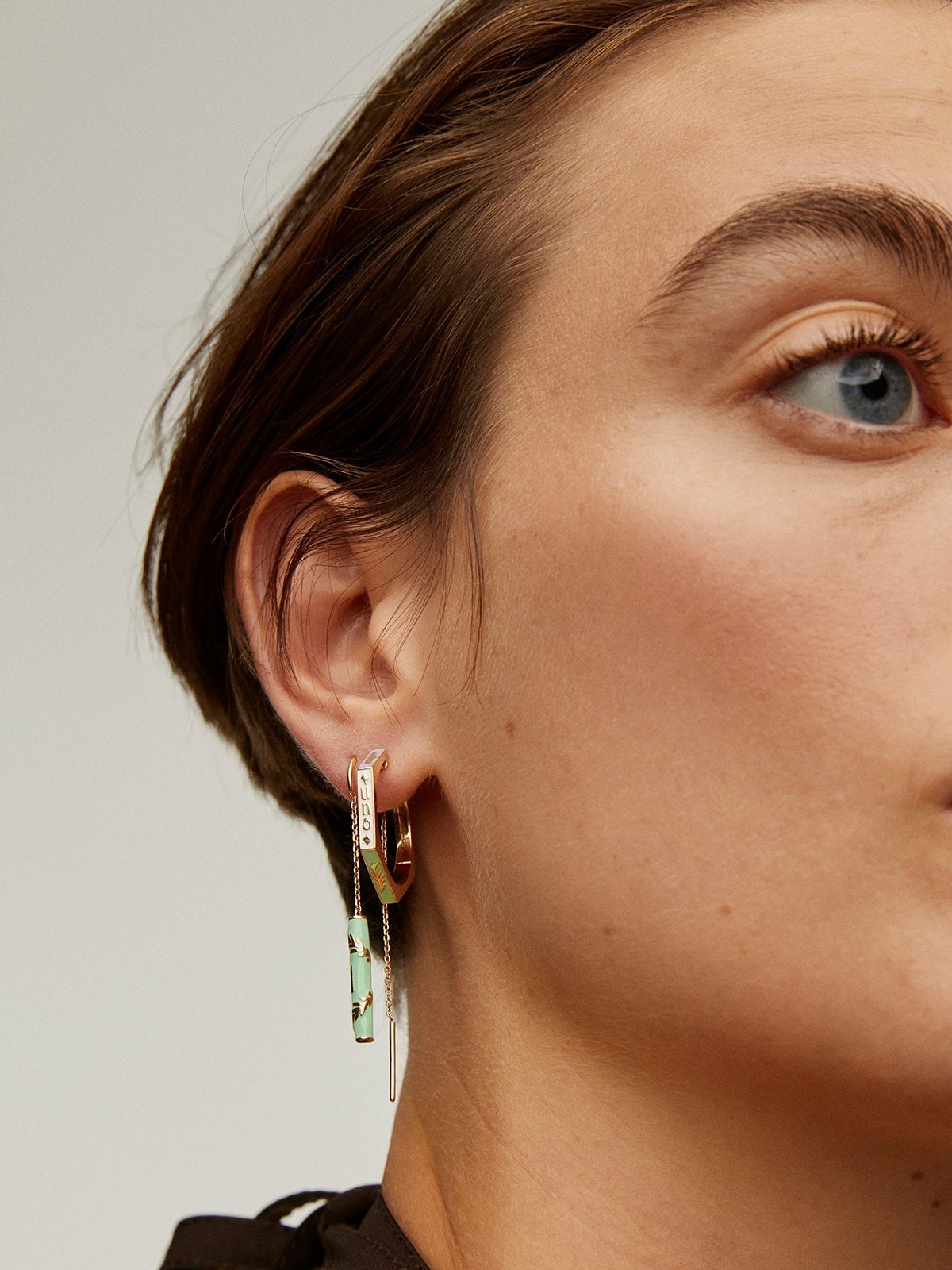 Pendientes de aro grandes de plata 925 bañada en oro amarillo de 18K con forma geométrica y esmalte multicolor