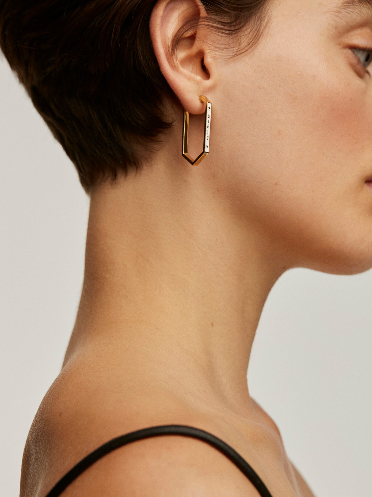 Pendientes hexagonales de plata 925 con esmalte de colores y número 7