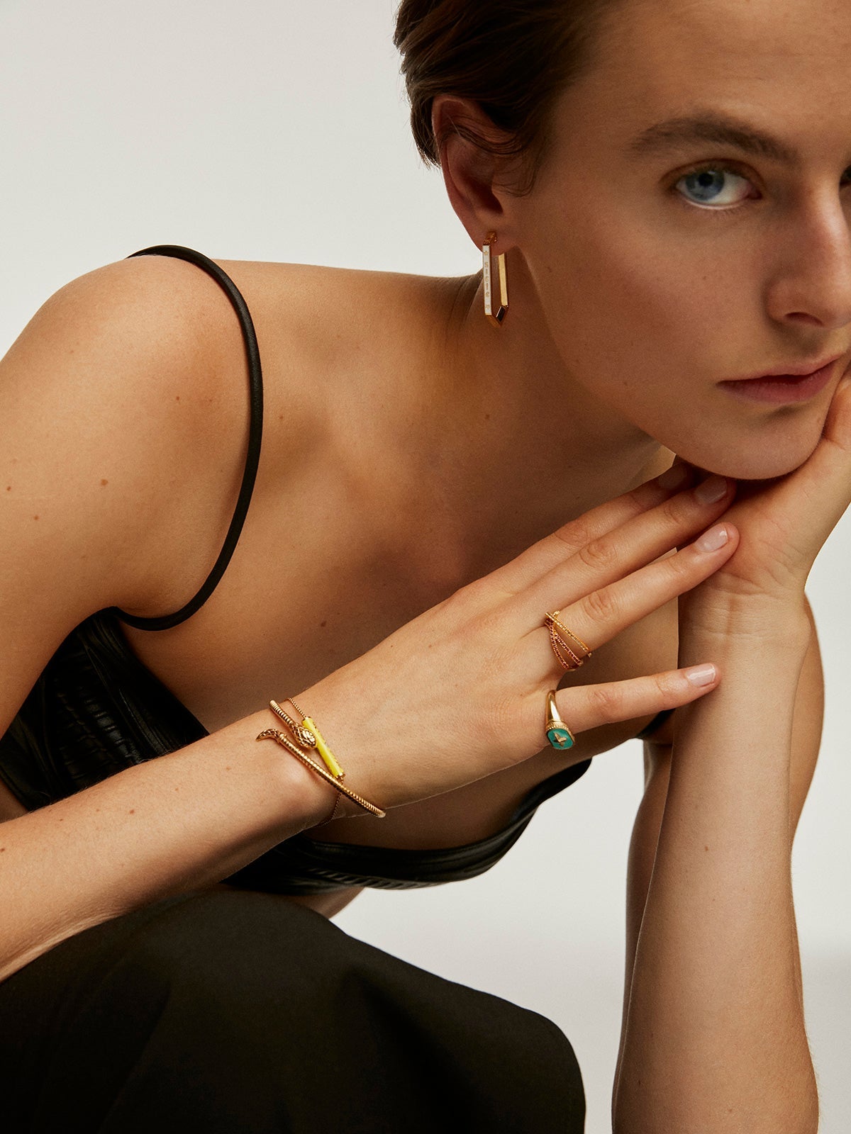 Pendientes hexagonales de plata 925 con esmalte de colores y número 7