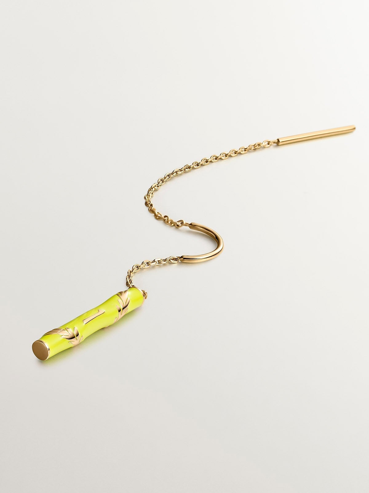 Pendiente individual de plata 925 bañada en oro amarillo de 18K con esmalte verde y número 1