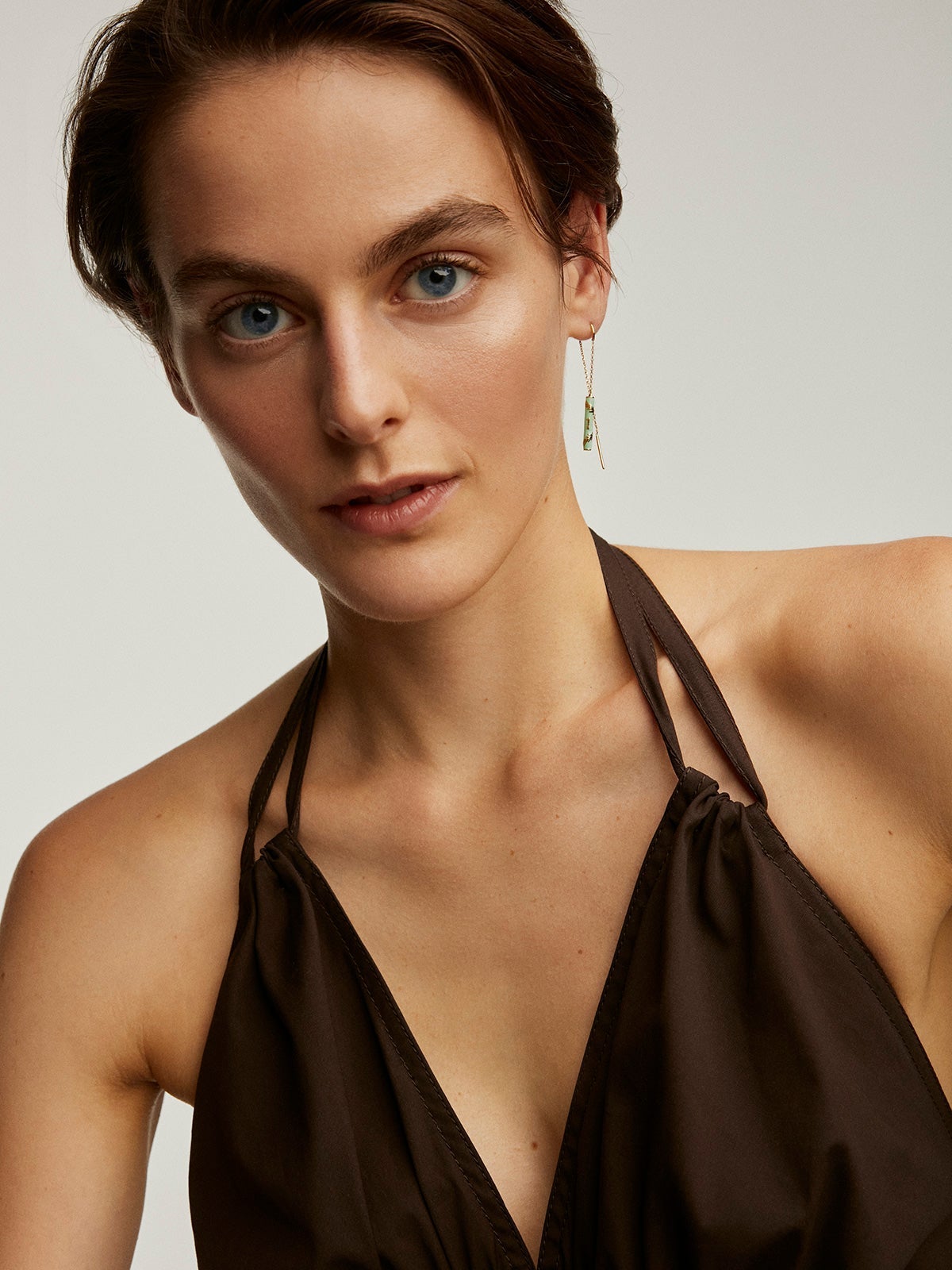 Pendiente individual de plata 925 bañada en oro amarillo de 18K con esmalte verde y número 1