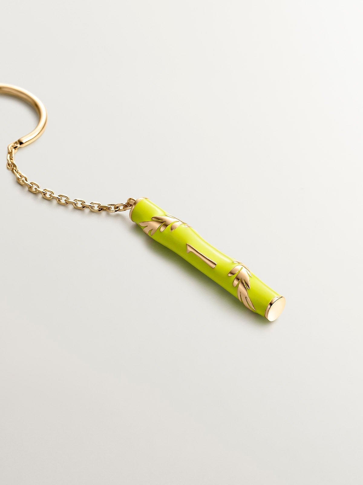 Pendiente individual de plata 925 bañada en oro amarillo de 18K con esmalte verde y número 1