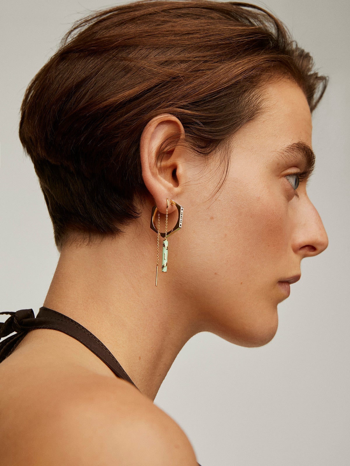 Pendiente individual de plata 925 bañada en oro amarillo de 18K con esmalte verde y número 1