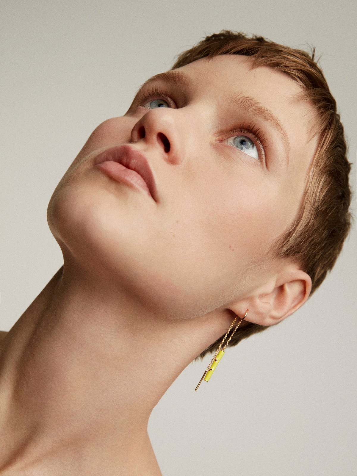 Pendiente individual de plata 925 bañada en oro amarillo de 18K de cadena doble con esmalte amarillo y número 1